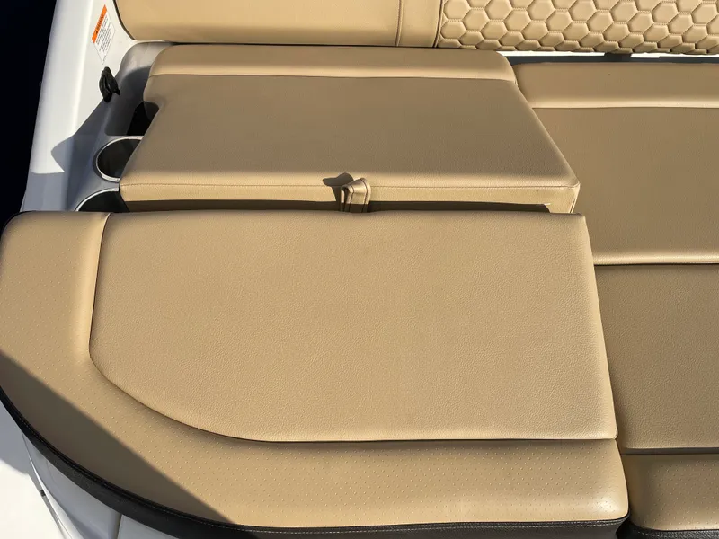 Slide: The Image of Sea Ray 270 SUNDECK 2018 - 39