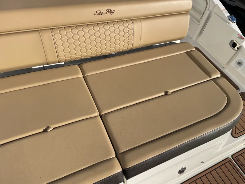 Slide: The Image of Sea Ray 270 SUNDECK 2018 - 40