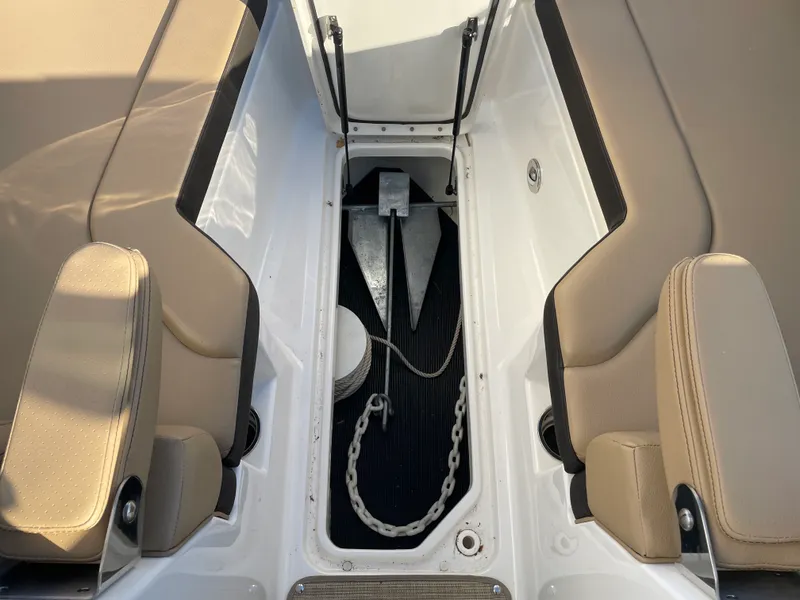 Slide: The Image of Sea Ray 270 SUNDECK 2018 - 8