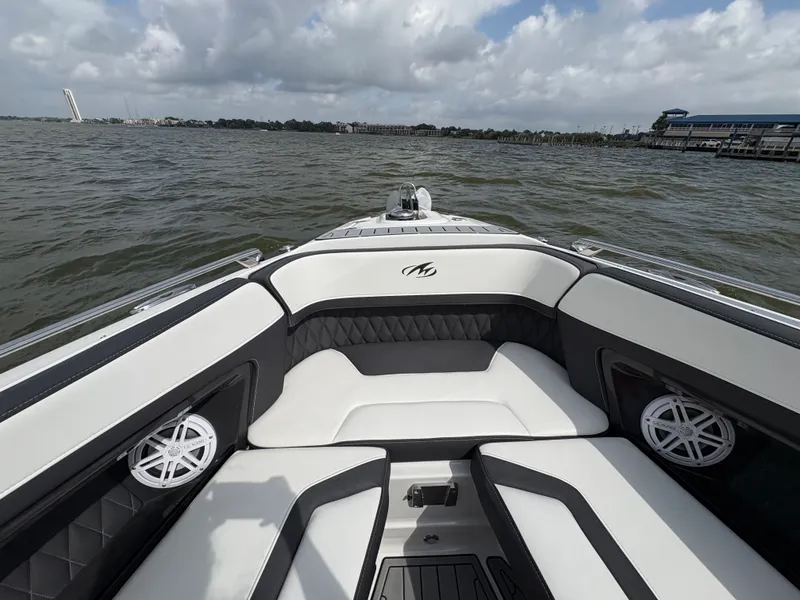 Slide: The Image of Monterey 305 SS 2019 - 16