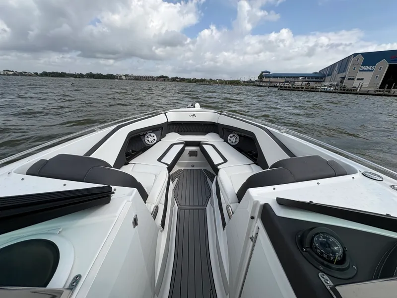 Slide: The Image of Monterey 305 SS 2019 - 17
