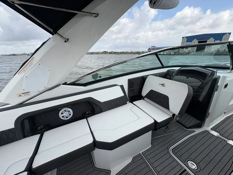 Slide: The Image of Monterey 305 SS 2019 - 20