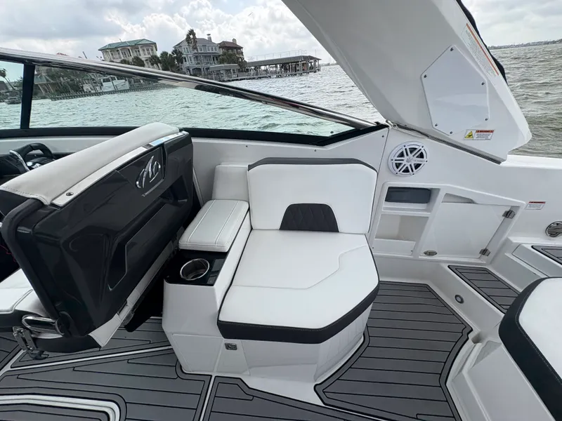 Slide: The Image of Monterey 305 SS 2019 - 21