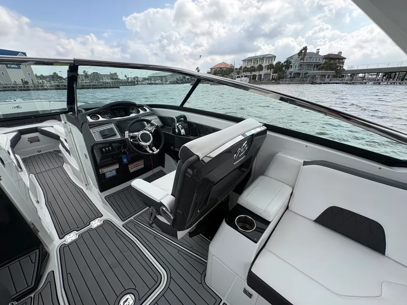 Slide: The Image of Monterey 305 SS 2019 - 22