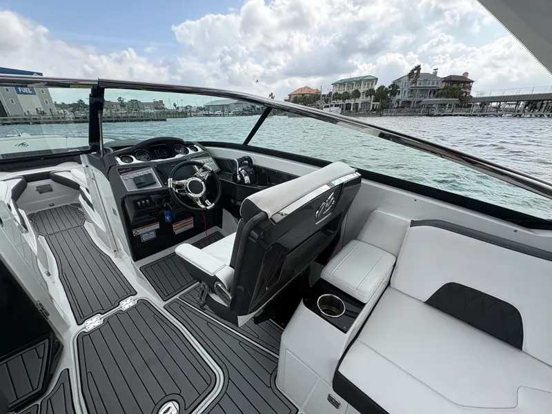 Slide: The Image of Monterey 305 SS 2019 - 23