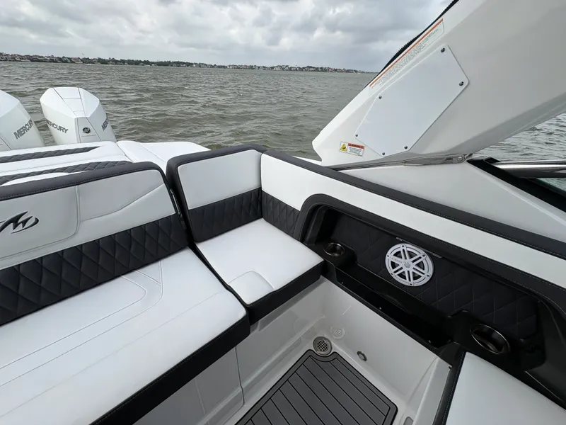 Slide: The Image of Monterey 305 SS 2019 - 25