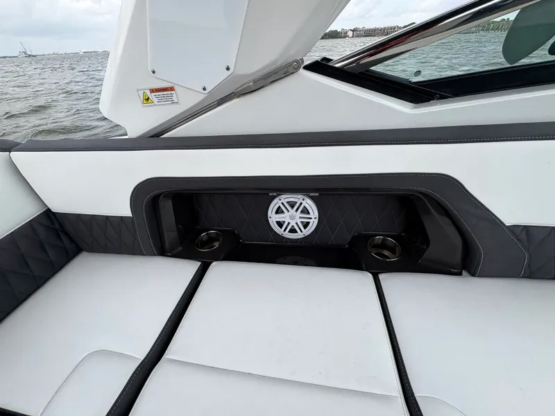 Slide: The Image of Monterey 305 SS 2019 - 26