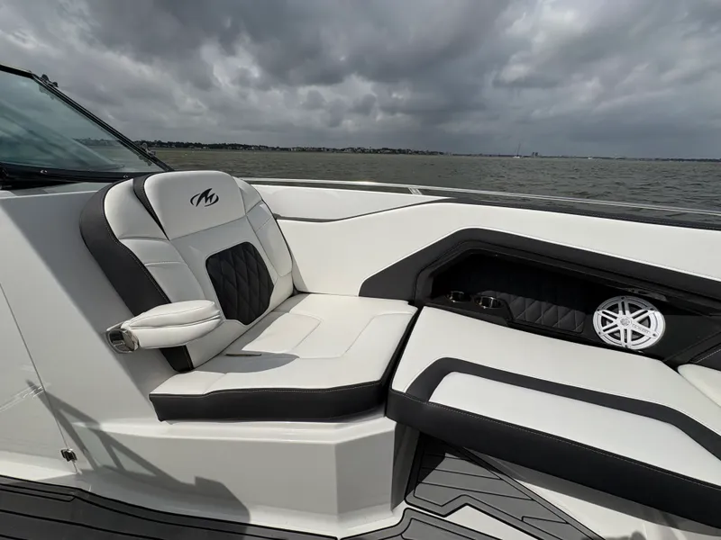 Slide: The Image of Monterey 305 SS 2019 - 27