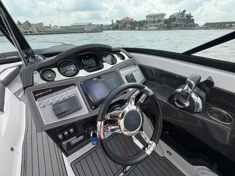 Slide: The Image of Monterey 305 SS 2019 - 28