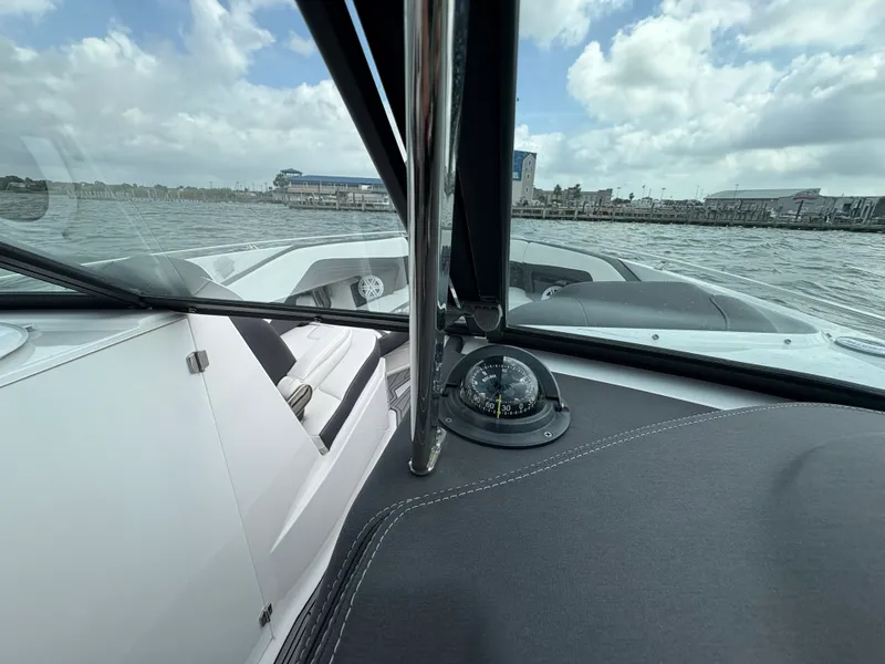 Slide: The Image of Monterey 305 SS 2019 - 30