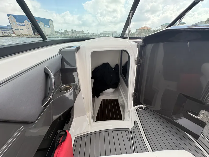 Slide: The Image of Monterey 305 SS 2019 - 33