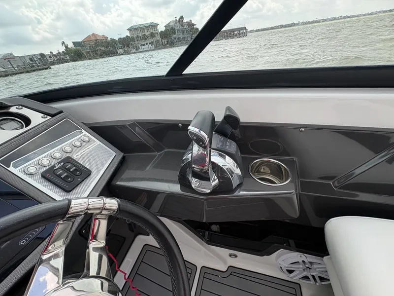 Slide: The Image of Monterey 305 SS 2019 - 35