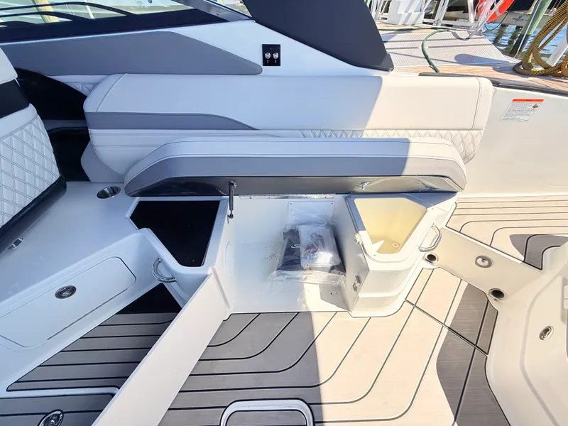 Slide: The Image of Sea Ray SLX 280 Outboard 2026 - 40