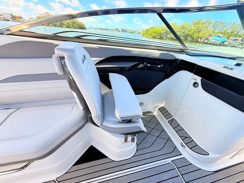 Slide: The Image of Sea Ray SLX 280 Outboard 2026 - 58