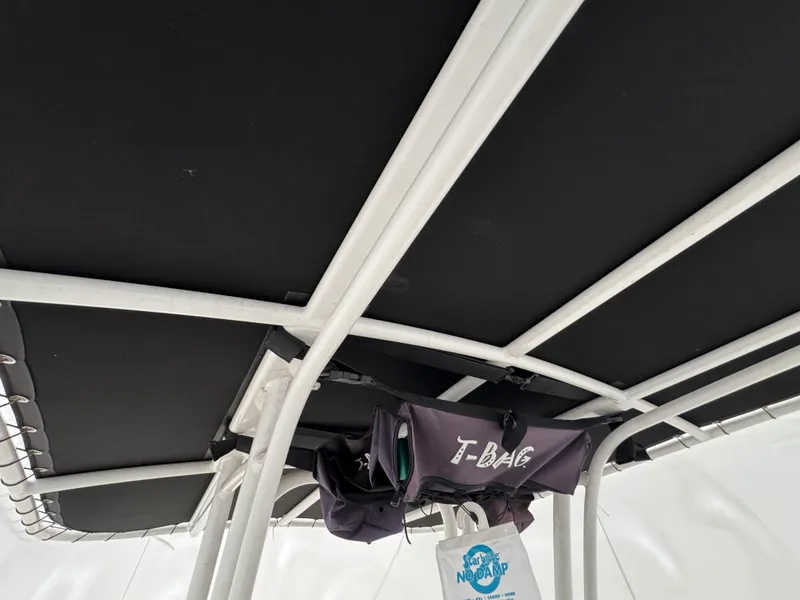 Slide: The Image of Robalo R200 CC 2022 - 14