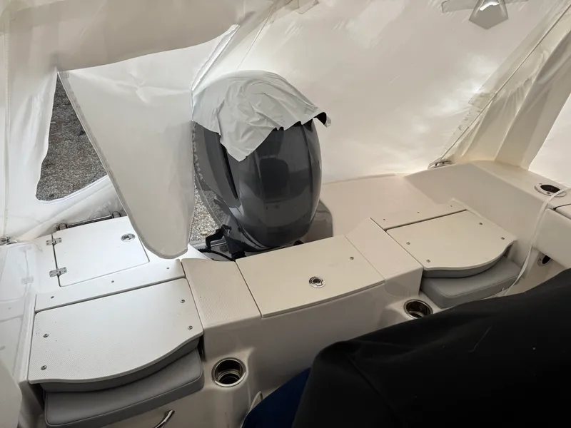 Slide: The Image of Robalo R200 CC 2022 - 4
