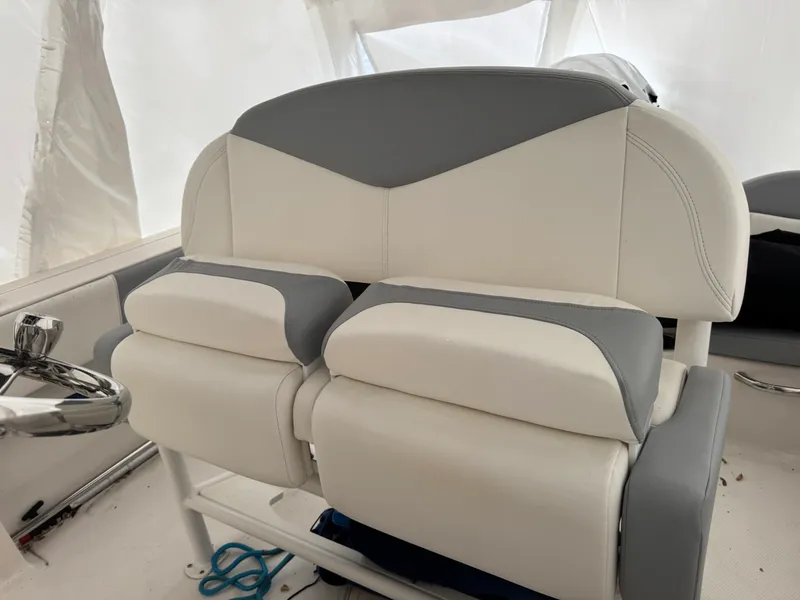 Slide: The Image of Robalo R200 CC 2022 - 12