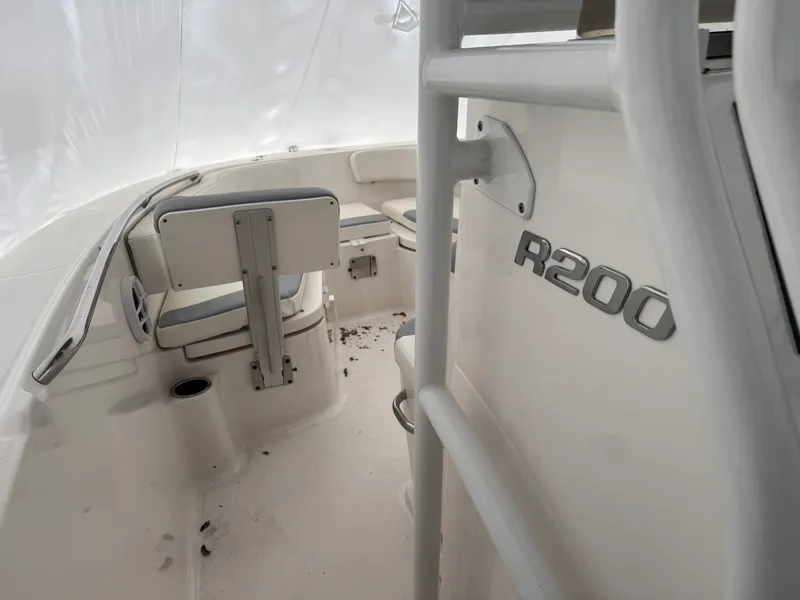 Slide: The Image of Robalo R200 CC 2022 - 13