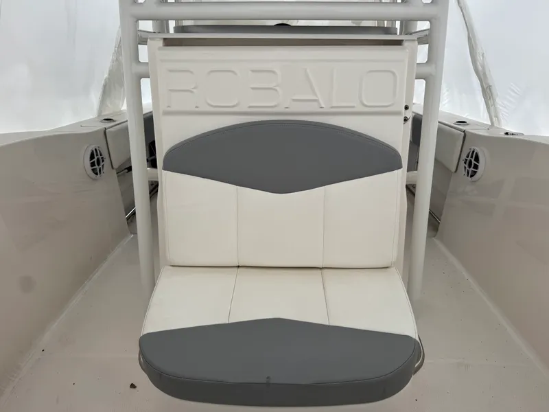 Slide: The Image of Robalo R200 CC 2022 - 7