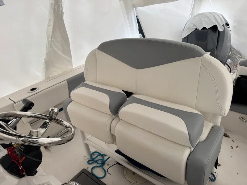 Slide: The Image of Robalo R200 CC 2022 - 11