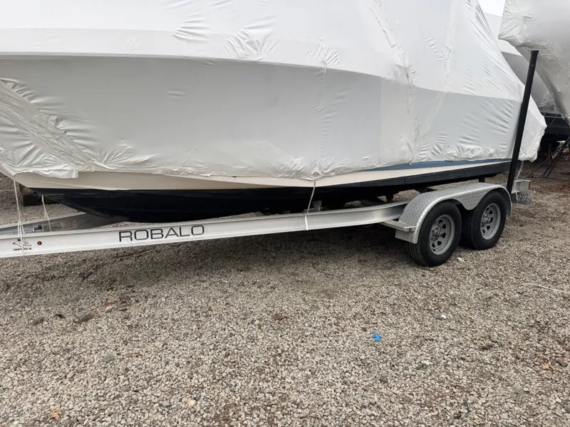 Slide: The Image of Robalo R200 CC 2022 - 2