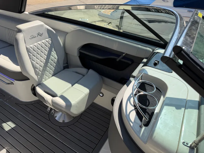 Slide: The Image of Sea Ray 280 SLX 2021 - 11