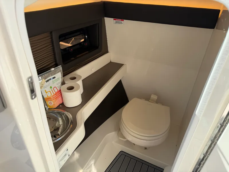 Slide: The Image of Sea Ray 280 SLX 2021 - 18