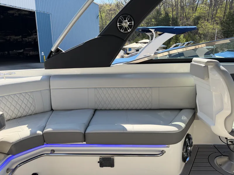 Slide: The Image of Sea Ray 280 SLX 2021 - 28