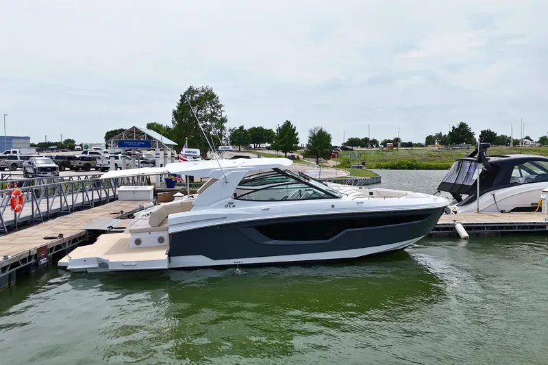 The Image of Cruisers 38 GLS 2026 - 0