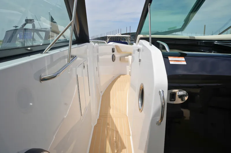 Slide: The Image of Cruisers 38 GLS 2026 - 44