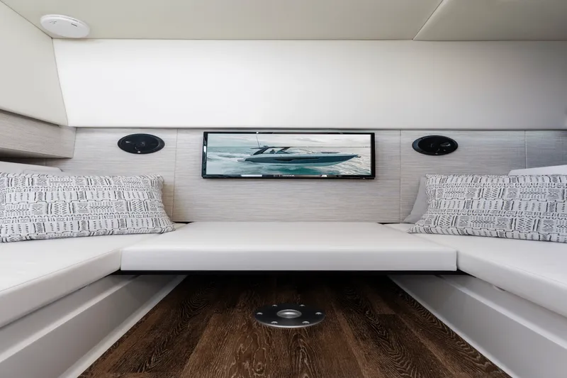 Slide: The Image of Cruisers 34 GLS Outboard 2025 - 8