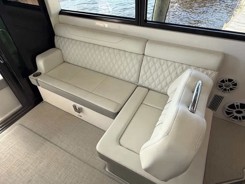 Slide: The Image of Regal 36 XO 2022 - 43