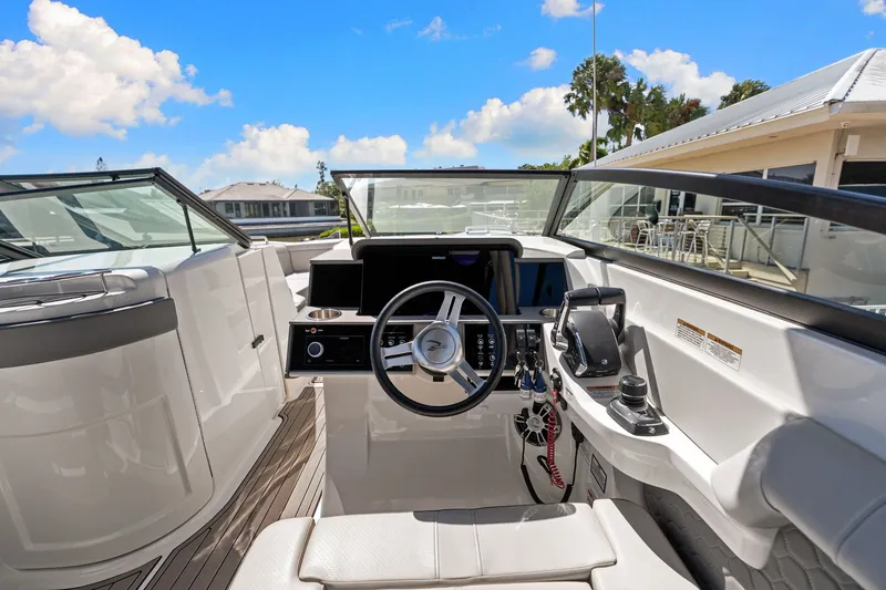 Slide: The Image of Sea Ray 290 SDX OB 2023 - 20