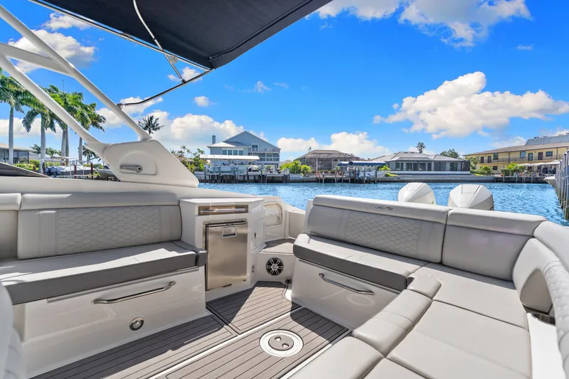 Slide: The Image of Sea Ray 290 SDX OB 2023 - 31