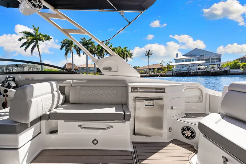 Slide: The Image of Sea Ray 290 SDX OB 2023 - 33