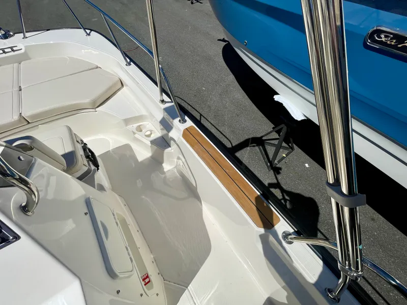 Slide: The Image of Boston Whaler 170 Montauk 2026 - 10