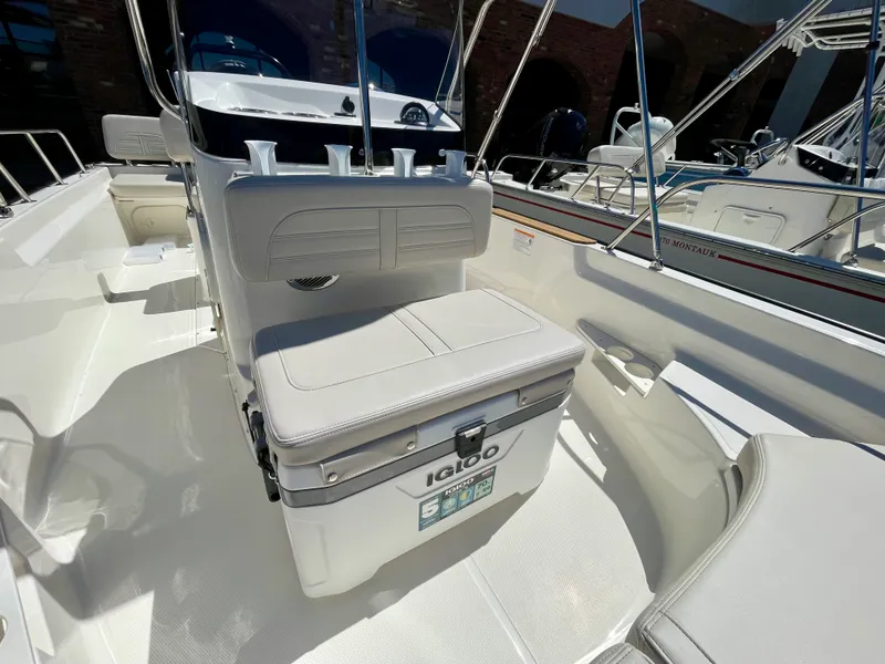 Slide: The Image of Boston Whaler 170 Montauk 2026 - 13