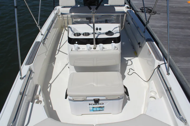 Slide: The Image of Boston Whaler 170 MONTAUK 2025 - 10