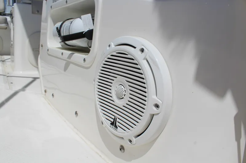 Slide: The Image of Boston Whaler 170 MONTAUK 2025 - 13