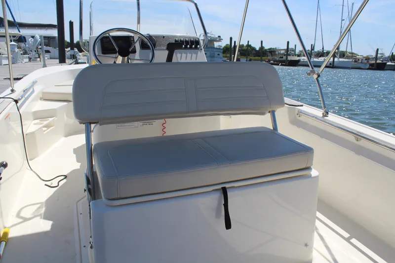 Slide: The Image of Boston Whaler 170 MONTAUK 2025 - 14