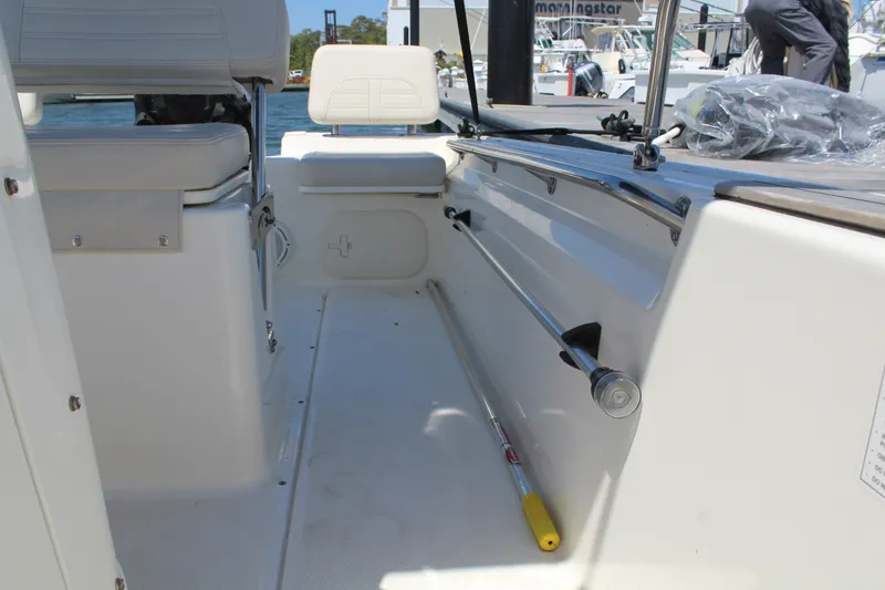 Slide: The Image of Boston Whaler 170 MONTAUK 2025 - 15