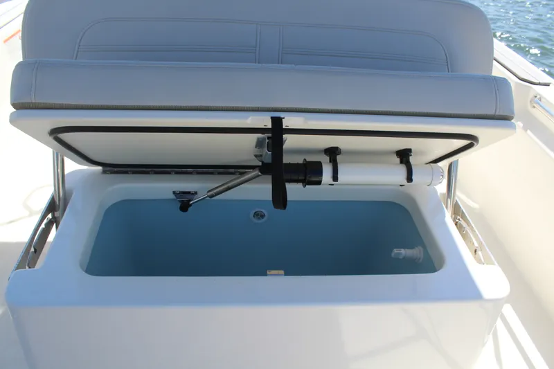Slide: The Image of Boston Whaler 170 MONTAUK 2025 - 16