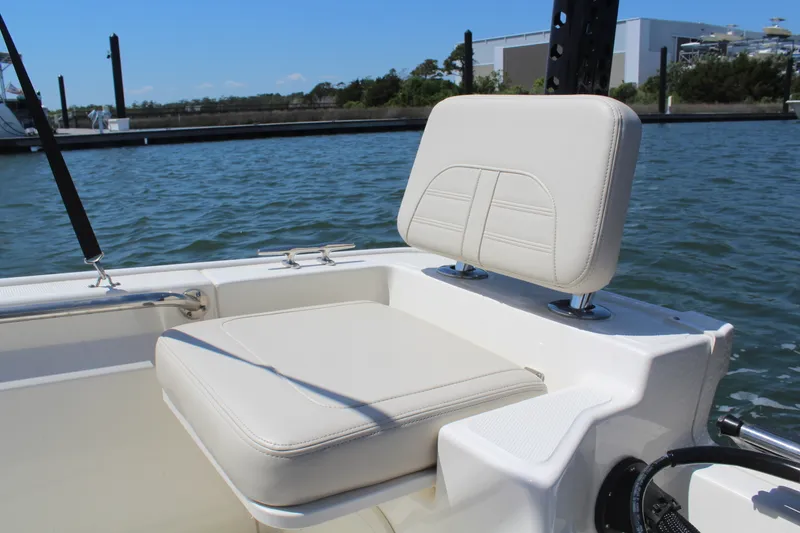 Slide: The Image of Boston Whaler 170 MONTAUK 2025 - 18