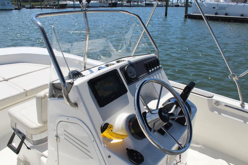 Slide: The Image of Boston Whaler 170 MONTAUK 2025 - 5