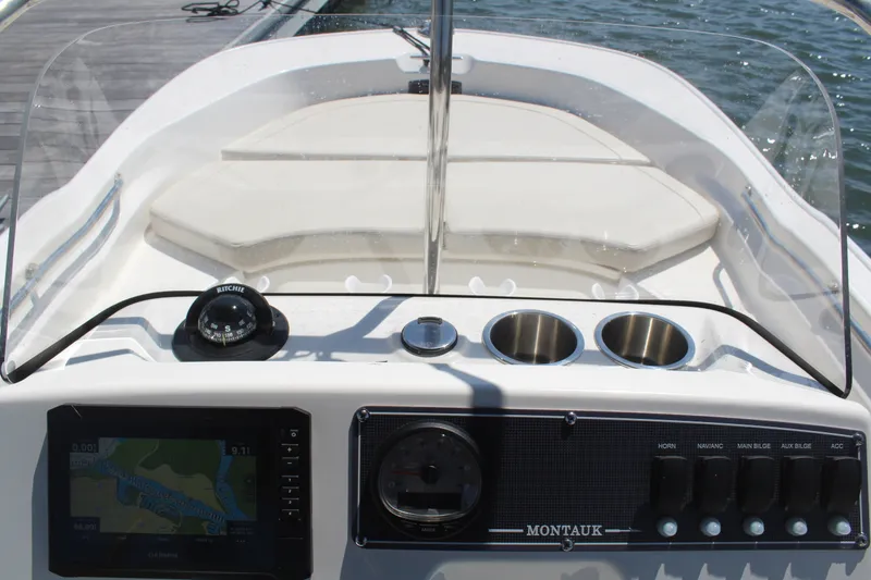 Slide: The Image of Boston Whaler 170 MONTAUK 2025 - 7