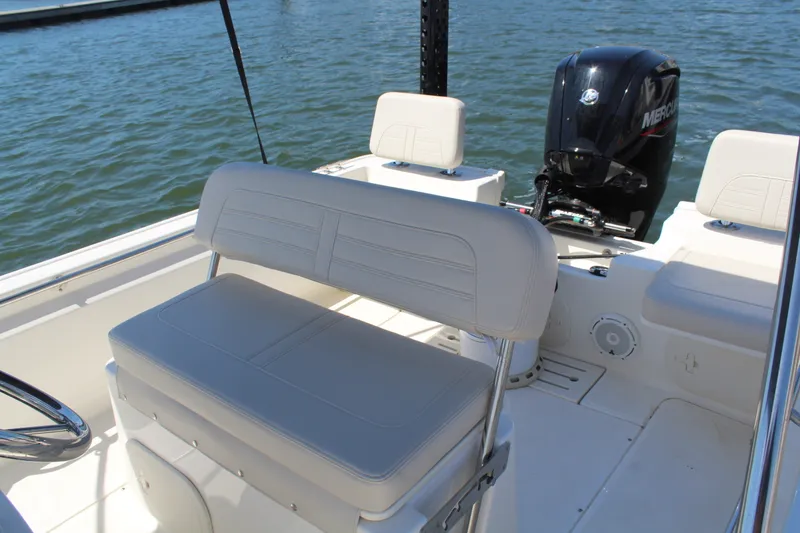 Slide: The Image of Boston Whaler 170 MONTAUK 2025 - 8