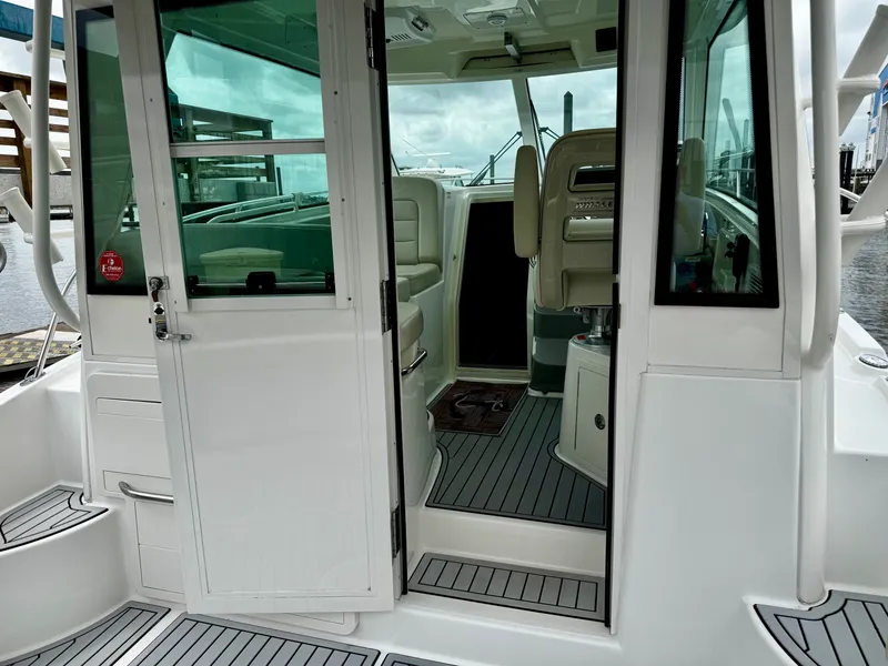 Slide: The Image of Boston Whaler 315 CONQUEST 2016 - 9