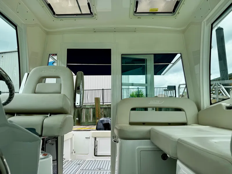 Slide: The Image of Boston Whaler 315 CONQUEST 2016 - 11