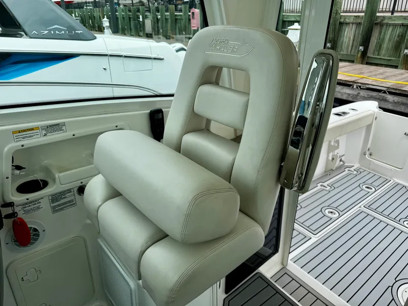 Slide: The Image of Boston Whaler 315 CONQUEST 2016 - 12