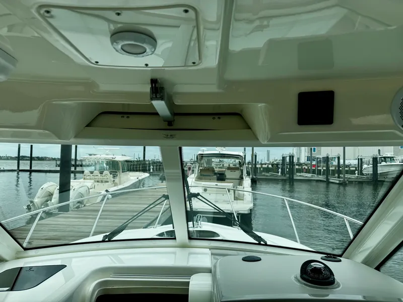 Slide: The Image of Boston Whaler 315 CONQUEST 2016 - 17